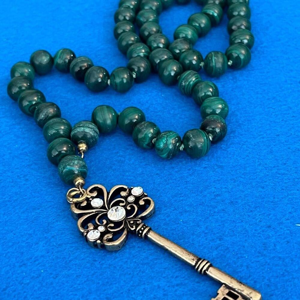 HAND KNOTTED MALACHITE STONE BEAD & GOLD TONE SKELETON KEY PENDANT NECKLACE 24"